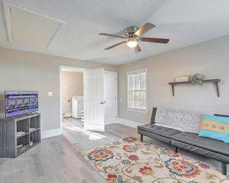Stay near all Chas attractions, quiet comfort with fenced yard! - Goose Creek - Living room