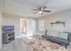 Stay near all Chas attractions, quiet comfort with fenced yard! - Goose Creek - Living room