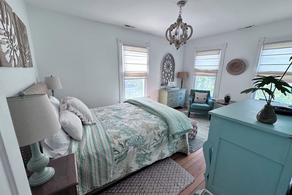 Renovated Gem: Walk to Beach, Historic District Shops, Restaurants, Central Park - Cape Charles - Habitación