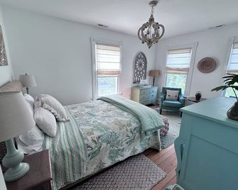 Renovated Gem: Walk to Beach, Historic District Shops, Restaurants, Central Park - Cape Charles - Camera da letto