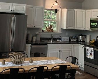 10 min to Jim Thorpe -Private, new cabin with pond 4 Bedroom, 3 bath, sleeps 10 - Nesquehoning - Kitchen