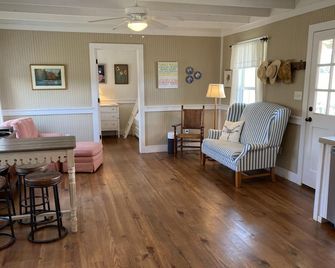 Cozy 2 Bedroom Cottage - 3/4 Mile to Round Top Center! - Round Top - Living room