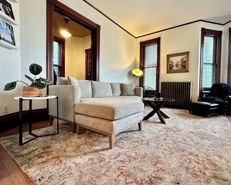 Lux Uptown Escape - The Trester - Sheboygan - Вітальня