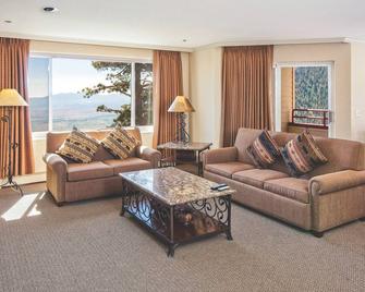 Access to Pools, Spa + Fitness Centre! - Kingsbury - Living room