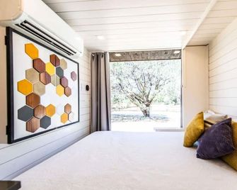The Honeycomb-Tiny Container Home 12 Min. to Magnolia/Baylor - Bellmead