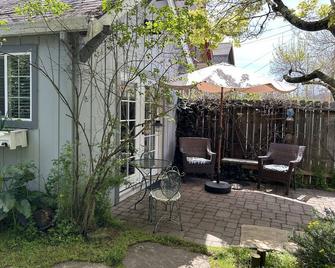 Cozy Studio Cottage in Old Downtown Petaluma - Petaluma - Patio