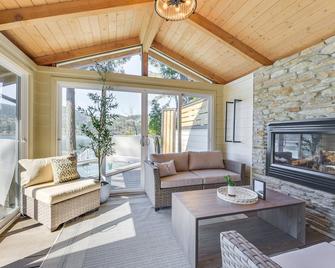 Waterfront Washington Getaway with Hot Tub and Deck! - Olympia - Living room