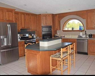 Lake Charlevoix View- 10 Acre Private Retreat, Sleep from 2- 8 persons. - East Jordan - Cocina