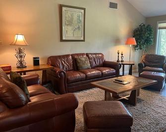 Home With A View!! Mill Creek And Golf Course - Salado - Huiskamer