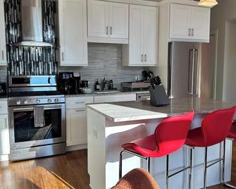 Chic 2 Br, 1 Parking, Sleeps 6! - Chicago - Kitchen