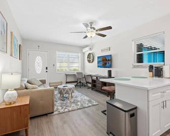 Comfy Bnb W/ King Bed + Work/Travel + Beach 8 Min - Hallandale Beach - Living room