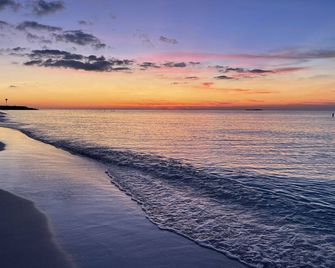 Ocean Pearl Bimini Bay Entire Condo Close to Pool with an optional golf cart - Bailey Town - Beach