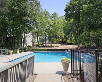 A peaceful Lake view by The Battery - Smyrna - Pool