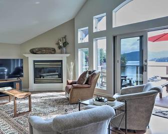 Lakefront Bolton Retreat w/ Balcony + Views! - Bolton Landing - Living room