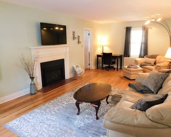 Cozy Cape Close to Everything: Family, hiking, shopping and restaurants! - Rensselaer - Living room