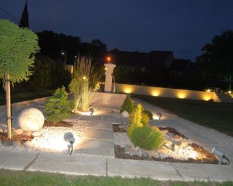Le Domaine des Papillons - Gray