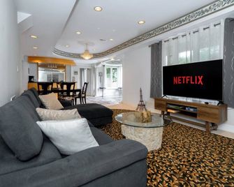 Frybrook - Richmond Hill - Living room