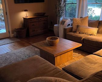 Enjoy Fall Foliage at Serene Waterfront Retreat on 2+ Acres with Private Dock - Center Harbor - Living room