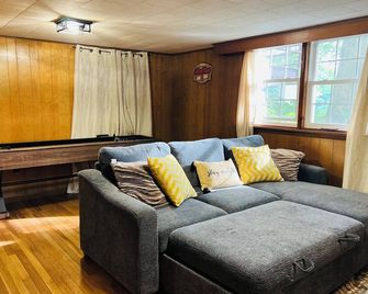 Charming 4-bedroom, riverfront cottage in Oswego - Oswego - Living room