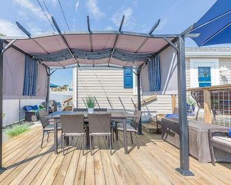 Steps from The Beach! - Villas - Balcony