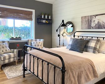Luxury Horse Barndominium Country Getaway - Fallbrook - Bedroom