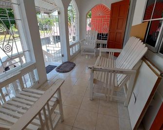 Charming 1-Bedroom House in St Thomas Jamaica - Morant Bay - Balcón