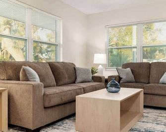 Spacious Duplex Zephyrhills #2 - Zephyrhills - Wohnzimmer