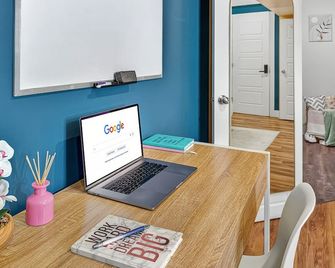 Private Studio - 5 Min To Dt - Self Check-In - 75 Inch Tv - Williams Lake