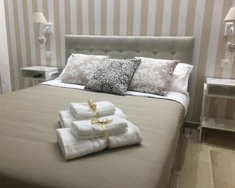 Donna Laudonia - Altamura - Bedroom