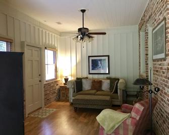 Guesthouse Cozy home with a wonderful wooded and private backyard. - Opelika - Stue