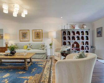 Hummingbird Haven by AvantStay Dog-Friendly Near the Beach Huge YardHot Tub - Santa Barbara - Living room