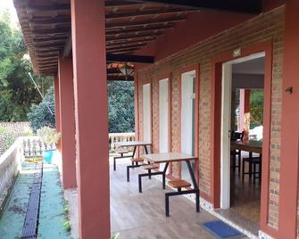 Pousada R.Alegre - 3 chalets and accommodation with 4 bedrooms and 2 bathrooms - Monte Alegre do Sul - Varanda