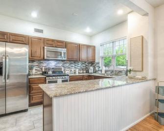 Carson Flats Apt 4 - 1br Near Bok, Osu Med, Dtwn - Tulsa - Kitchen