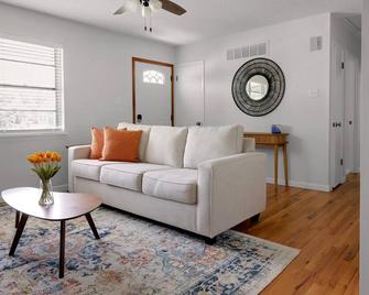 Welcome To The Owl's Nest - 2 Bedroom Home In Augusta, Wineries & The Katy Trail - Augusta - Wohnzimmer