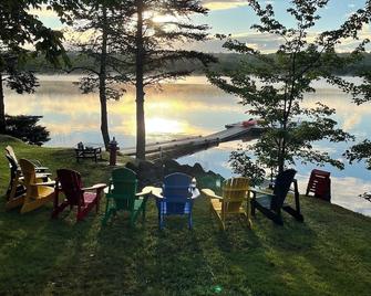 Cozy cottage on Rumsey Lake, for your family vacation! - Bridgetown - Patio