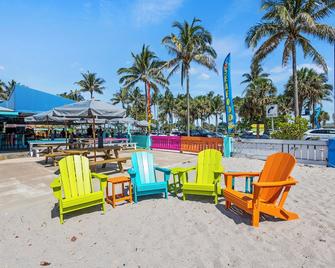Partial Ocean View Hotel Room- King Bed #1 - Fort Pierce - Patio