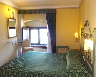 Hotel Centrale Europa - Catania - Bedroom