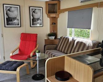Chalet 015 in Drenthe inclusief Airco en Fietsen! - Schoonloo - Sala de estar