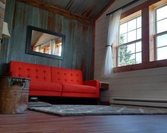 Listen to the Waves crash from this Sweet Lake Superior Loft near Grand Marais - Grand Marais - Wohnzimmer