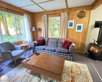 Cozy/private cabin located in Lions head beside Bruce trail! - Lion's Head - Sala de estar