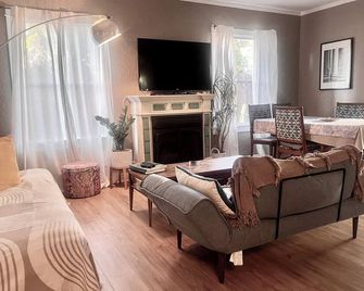 Romantic cottage with amazing garden - Glendale