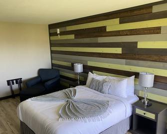 Unobstructed Views Of Lake Roosevelt in Newly Renovated Hotel/Restaurant - Davenport - Bedroom
