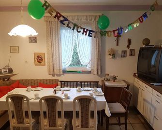 The forest is so close. Quiet cottage with large garden - Altenkunstadt - Sala pranzo