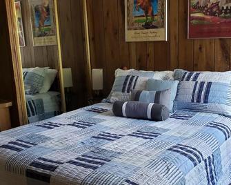Wagon Wheel Home - Majestic Mountain Views - 15 Minutes to Glacier East Entrance - Babb - Bedroom