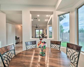 Outdoor Pool and Private Yard Cave Creek Home! - קייב קריק - חדר אוכל