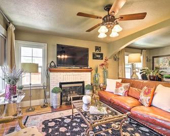 Charming Home in Downtown Nampa with Patio and Yard! - Nampa - Living room