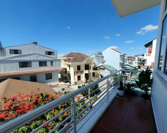 Dong Duc Hostel - Dalat - Balcony