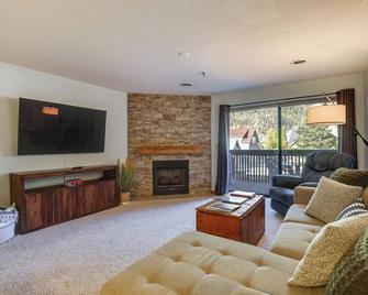 Walkable Frisco Condo Mtn Views and Shared Hot Tub! - Frisco - Sala de estar