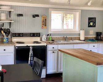 Escape To River Song Refuge~on The N. Fork Of The Cache La Poudre River! - Red Feather Lakes - Kitchen