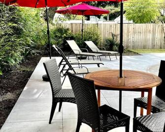 Beautiful 1900s Victorian House and Pool - Smithville - Patio